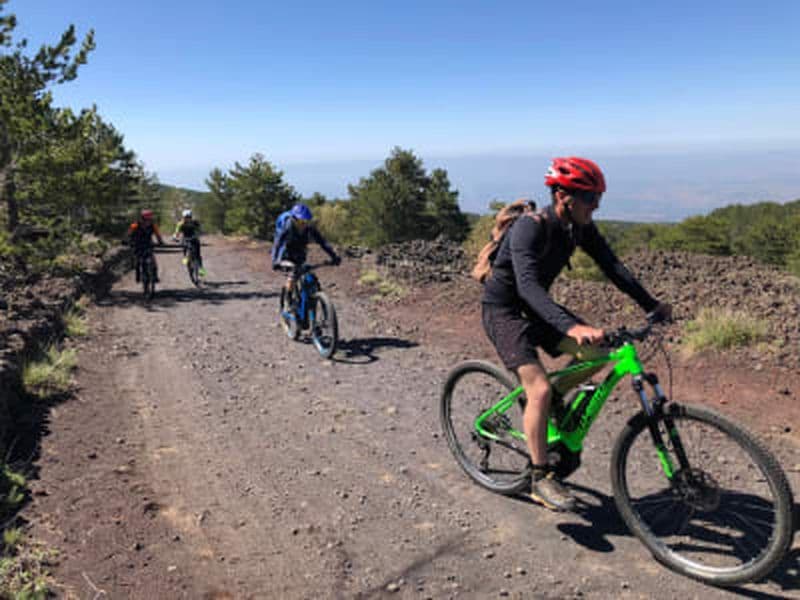 Billet Randonnée électrique en VTT sur l'Etna et la Grotte des Lamponi