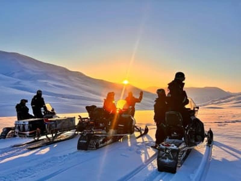 Billet Excursion en motoneige au crépuscule dans le Nordenskiöldland depuis Longyearbyen au Svalbard