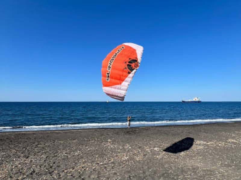 Location de kitesurf sur la plage de Monolithos, Santorin