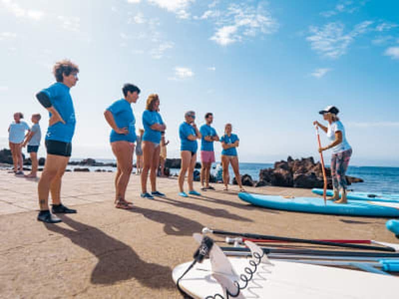 Cours de Stand Up Paddle sur la plage d'El Poril près de Puerto del Carmen, Lanzarote