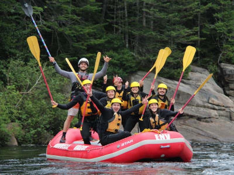 Descente de la rivière Jacques-Cartier en rafting depuis Saint-Gabriel-de-Valcartier, près de Québec