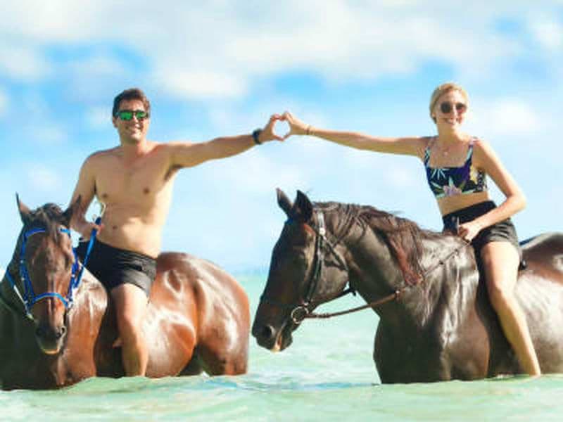 Balade et baignade à cheval sur la plage de Riambel près de Souillac, Île Maurice