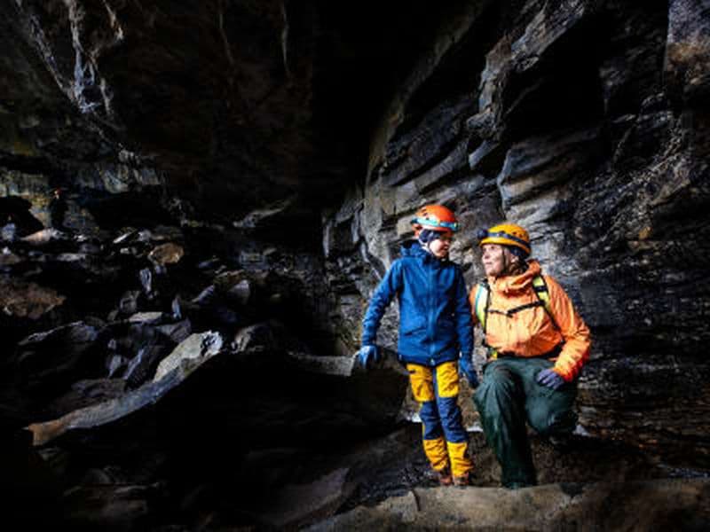 Excursion spéléologie pour enfants à partir de Tennevoll, près de Narvik