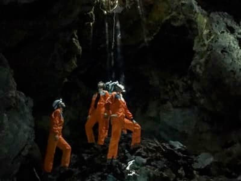 Excursion d'une demi-journée en spéléologie autour des tunnels de lave de Ilha do Pico, Açores