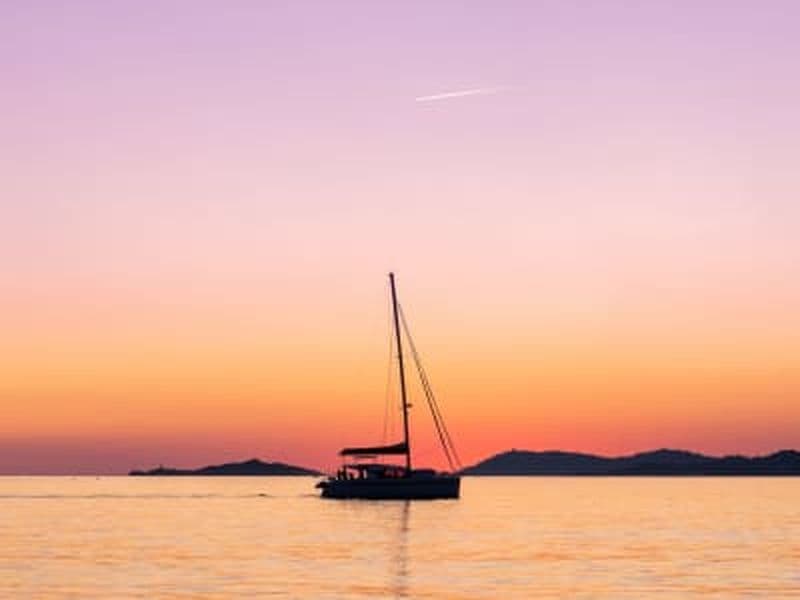 Billet Balade en catamaran à voile jusqu'à Porquerolles ou Giens depuis Hyères au coucher du soleil