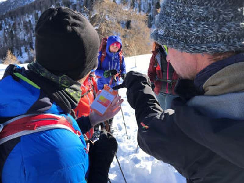 Cours de sécurité avalanche en raquettes près de La Grave