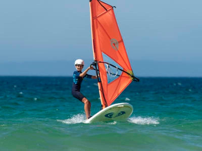 Cours de windsurf à Tarifa, sur la plage de Valdevaqueros