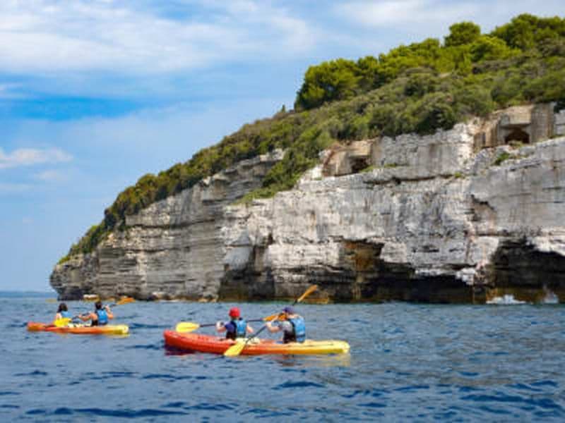 Kayak de mer, snorkeling et saut de falaise près de Pula
