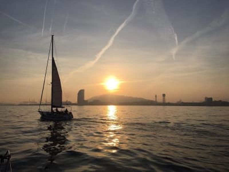 Billet Balade en bateau au coucher du soleil depuis le Port Olimpic de Barcelone avec open bar champagne