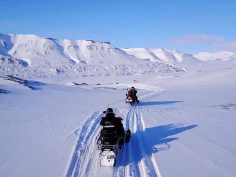 Motoneige historique le long de la côte ouest du Spitzberg au Svalbard
