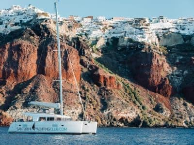 Billet Croisière semi-privée en catamaran d'une journée d'Oia à Vlychada, Santorin