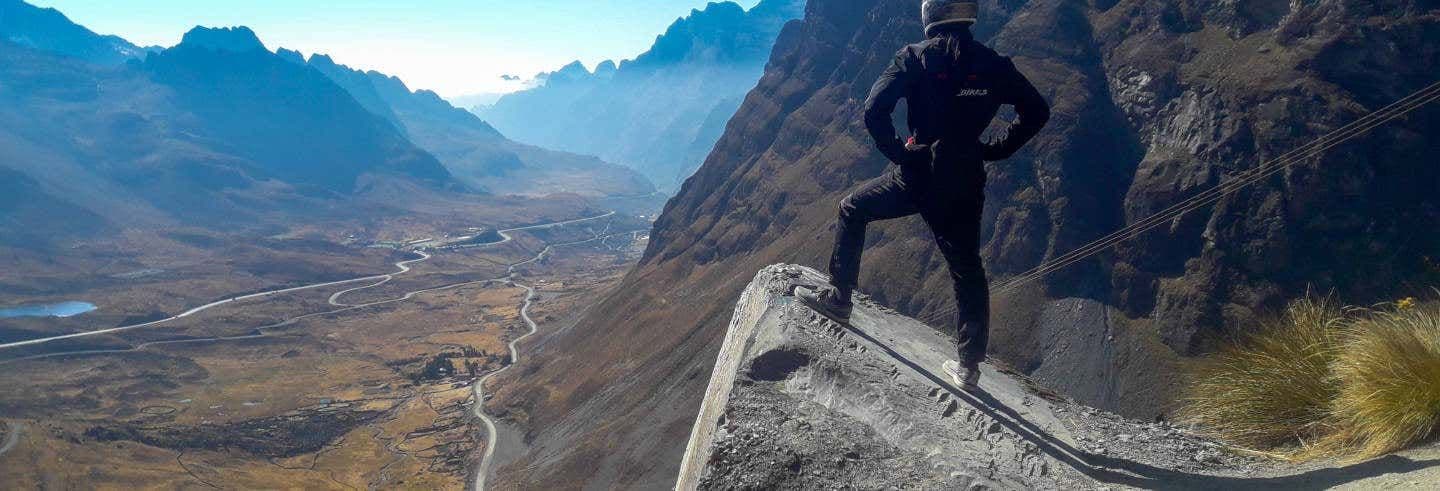 Balade à vélo sur la Route de la Mort + Tyrolienne