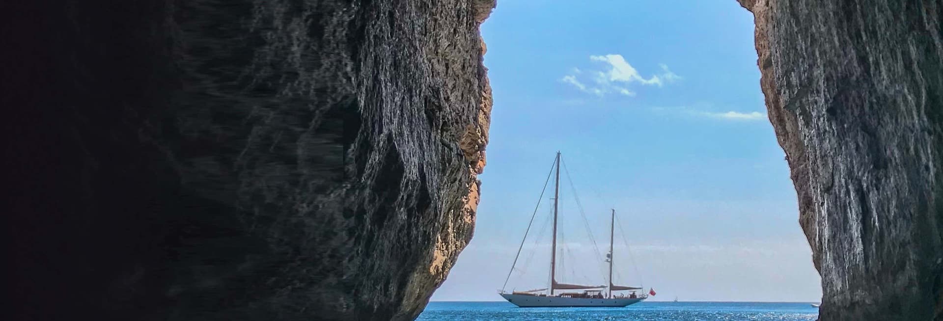 Balade en kayak dans les grottes marins d'Es Canutells
