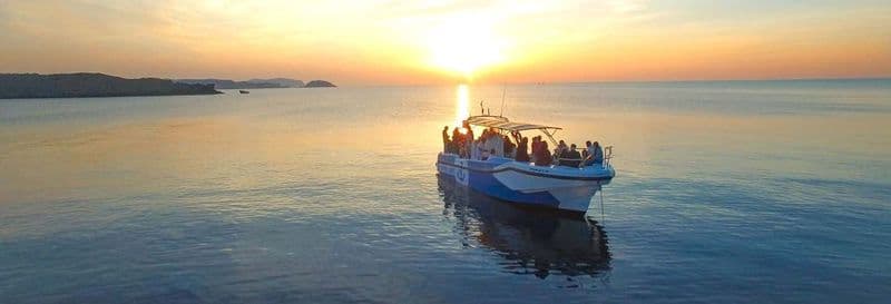 Balade en bateau au coucher de soleil à Fornells