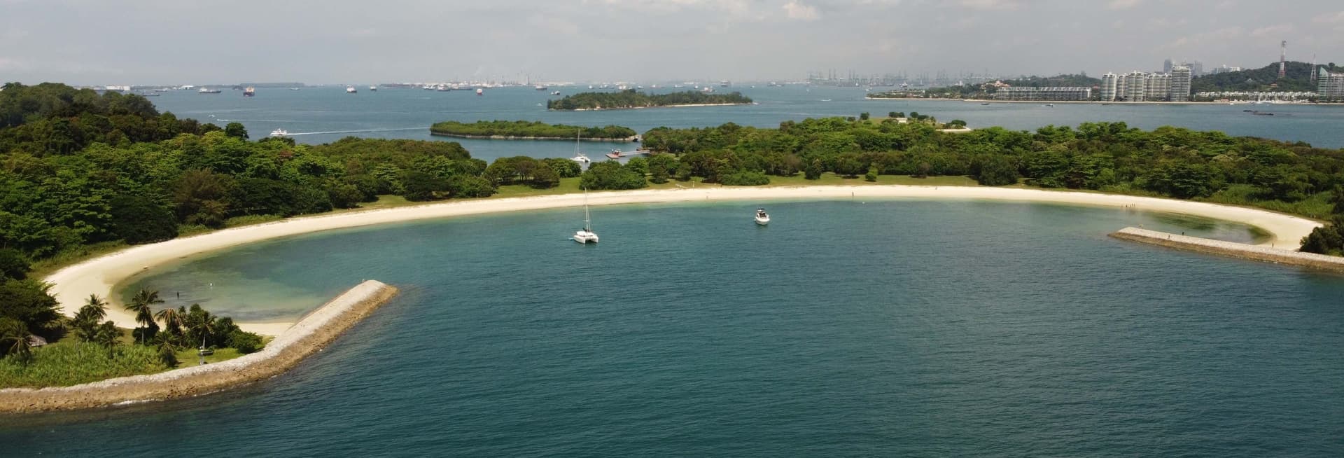 Balade en bateau à moteur le long de la côte de Singapour