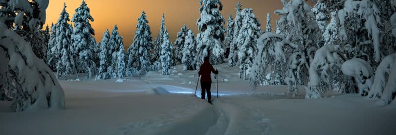 Billet Randonnée en raquettes à neige sous une aurore boréale