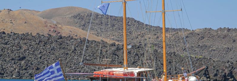 Balade en bateau dans la Caldeira de Santorin