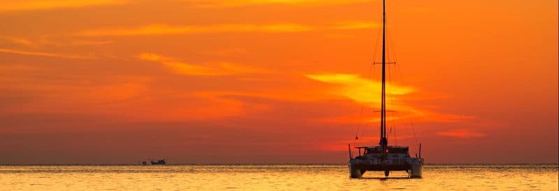 Billet Balade en catamaran au coucher du soleil avec musique en direct