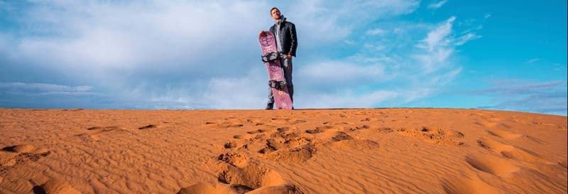 Sandboard ou ski sur sable dans le désert d'Ica