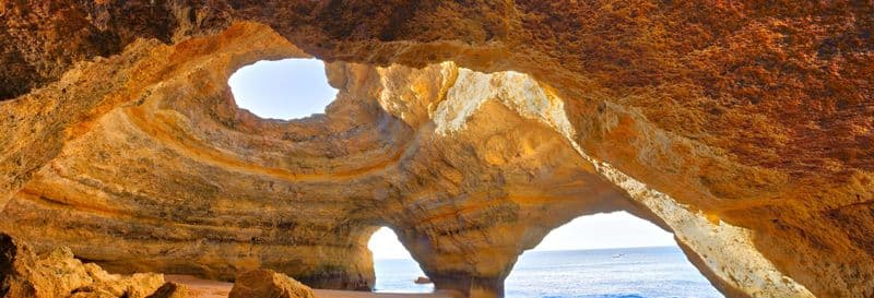 Balade en bateau à moteur aux Grottes de Benagil