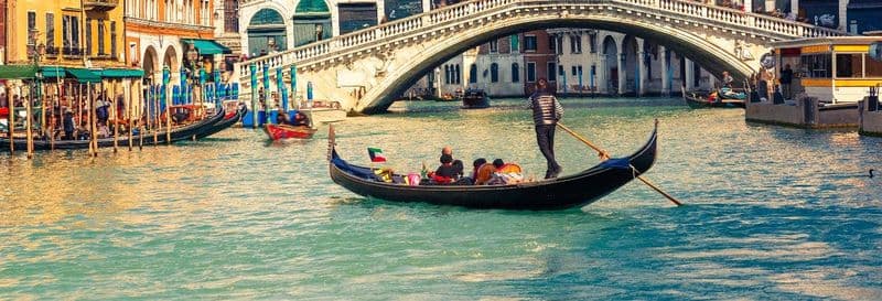 Balade en gondole dans les canaux de Venise