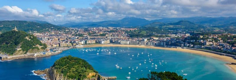 Balade en catamaran le long de la côte de Saint-Sébastien