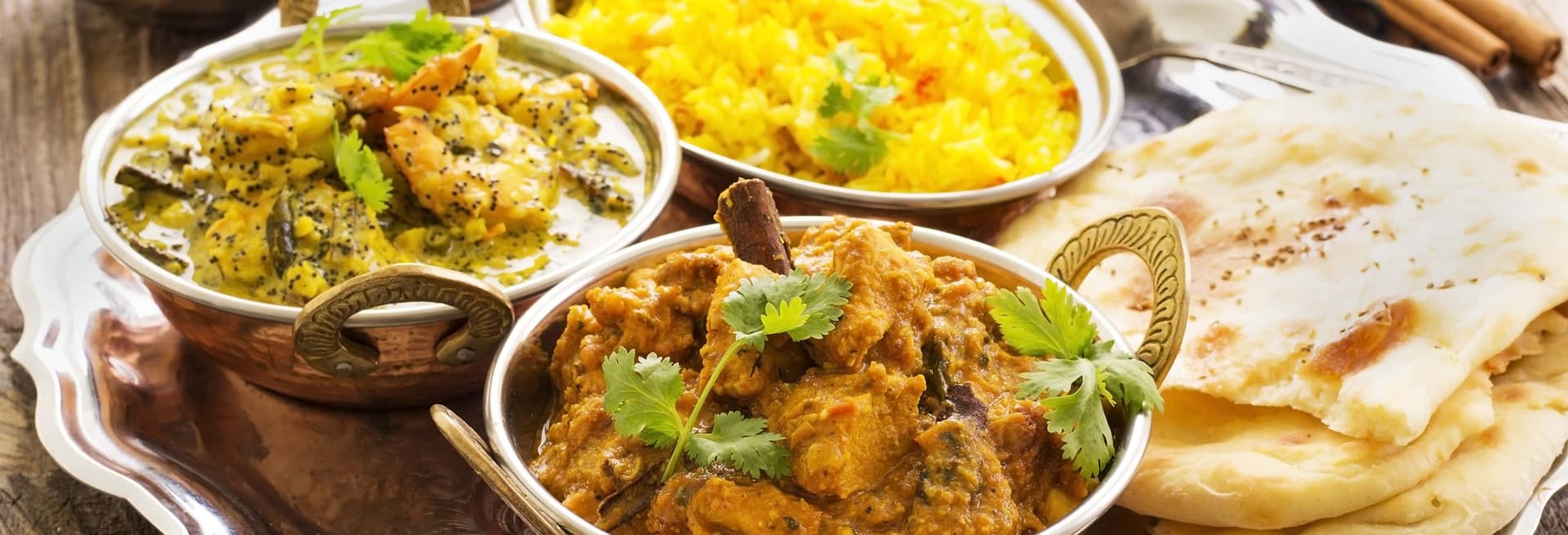 Cours de cuisine et dîner avec une famille indienne