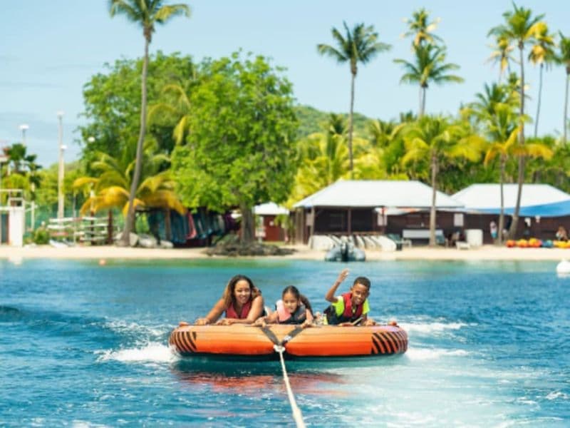 Bouée tractée dans la Baie du Marin en Martinique (972)