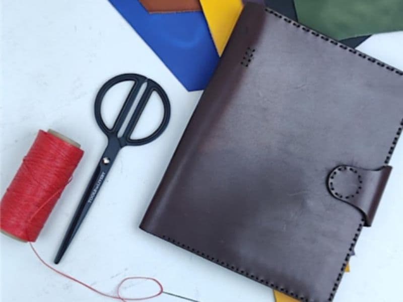 Atelier création d'une pochette pour carnet en cuir à Bruxelles