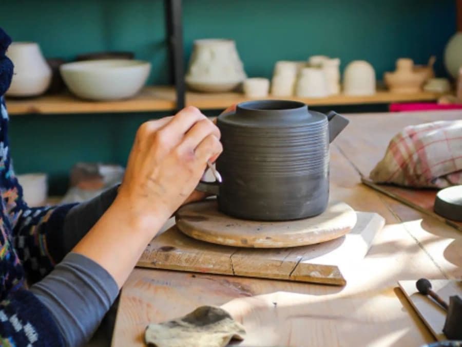 Atelier fabrication de théière en céramique à Salavre (01)