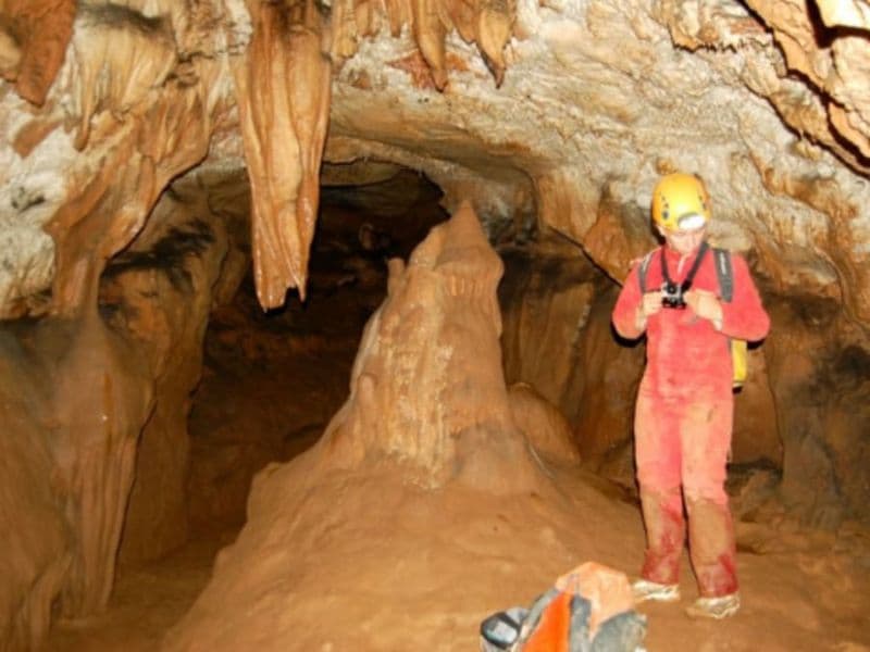 Initiation à la spéléologie dans la grotte de Méounes (83)