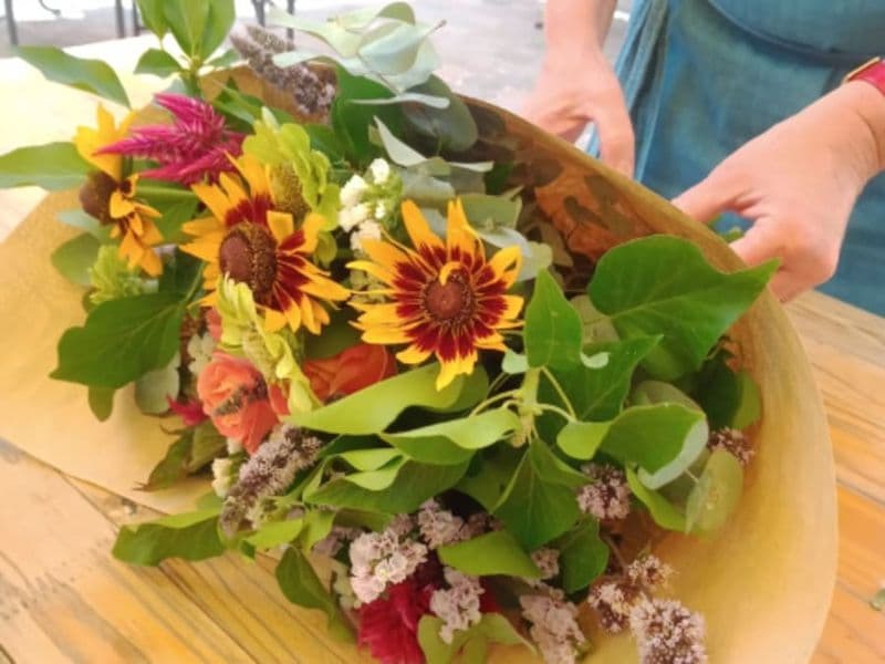 Billet Atelier composition d'un bouquet de fleurs fraîches à Strasbourg