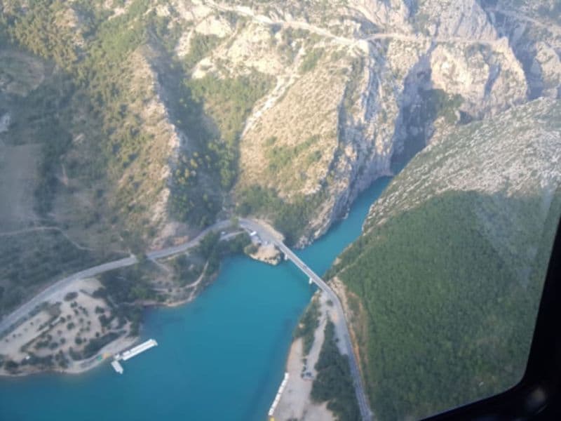 Vol en hélicoptère au-dessus des Gorges du Verdon (04)