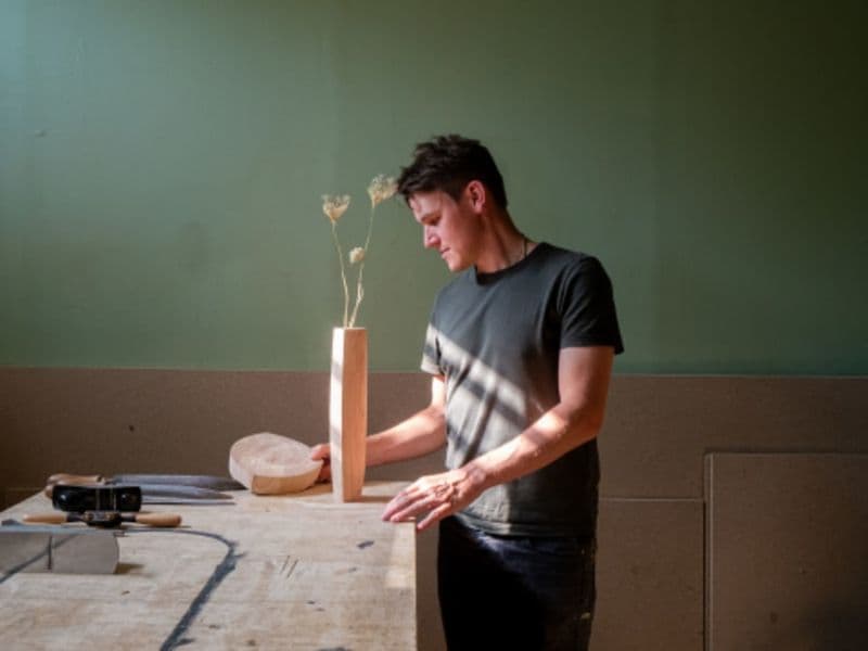 Billet Atelier création d'un vase sculptural en bois massif à Lille