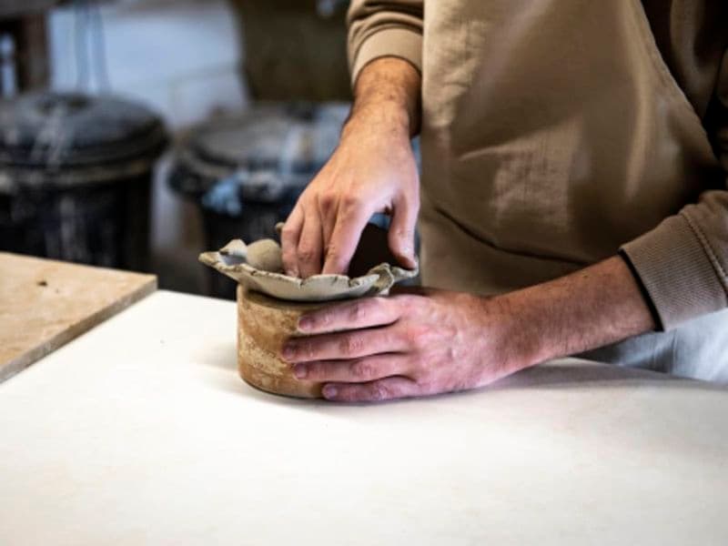 Atelier céramique modelage d'un mug près de Tours (37)