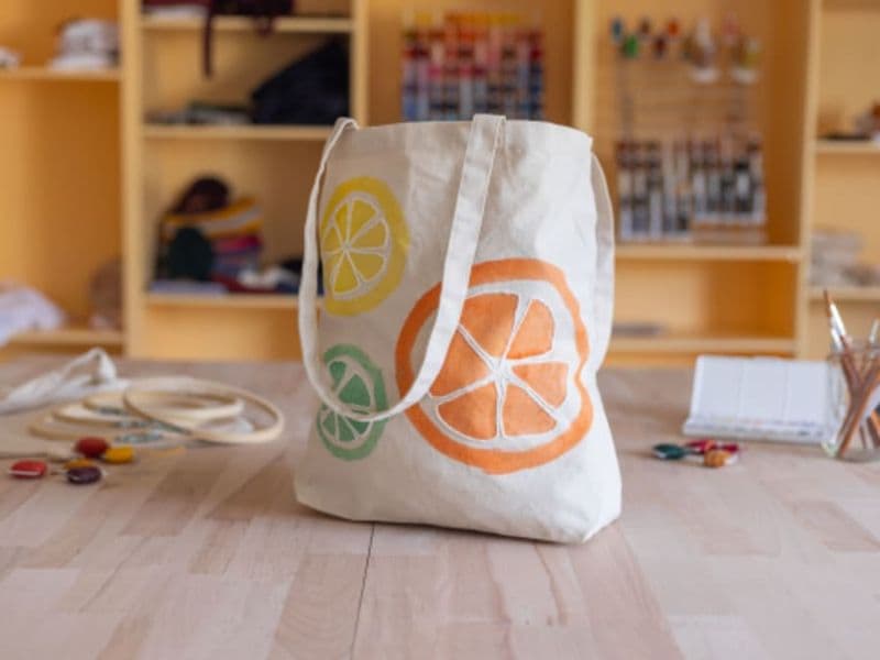 Atelier aquarelle & broderie sur un tote bag à Mérignac (33)