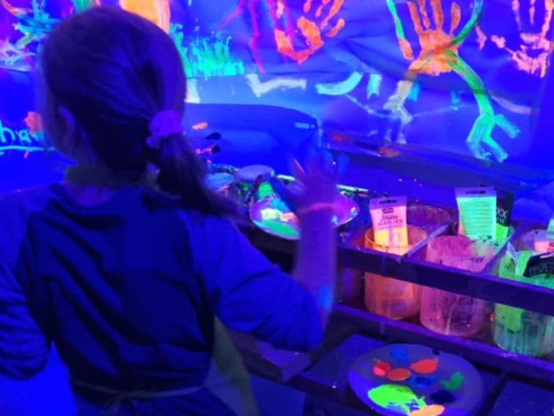 Billet Atelier enfant peinture fluorescente dans le noir à Lyon (69)