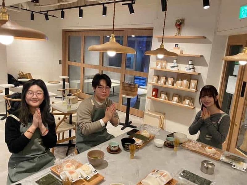 Tokyo : atelier de confection d'onigiri et découverte du thé japonais