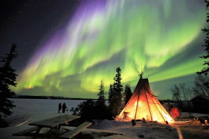 Yellowknife : excursion d'une journée complète pour admirer les aurores boréales avec hébergement