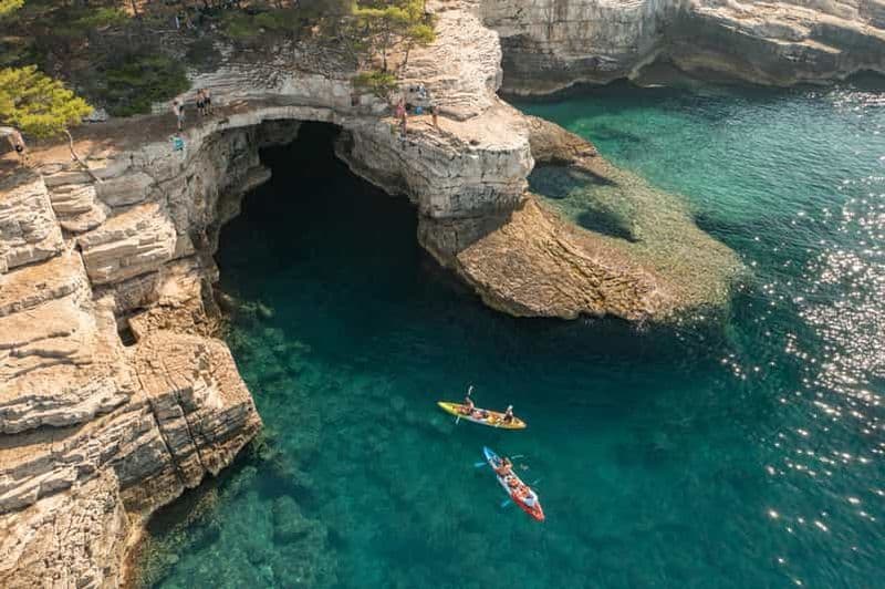 Pula : excursion en kayak dans les grottes et les îles, plongée avec tuba et boissons