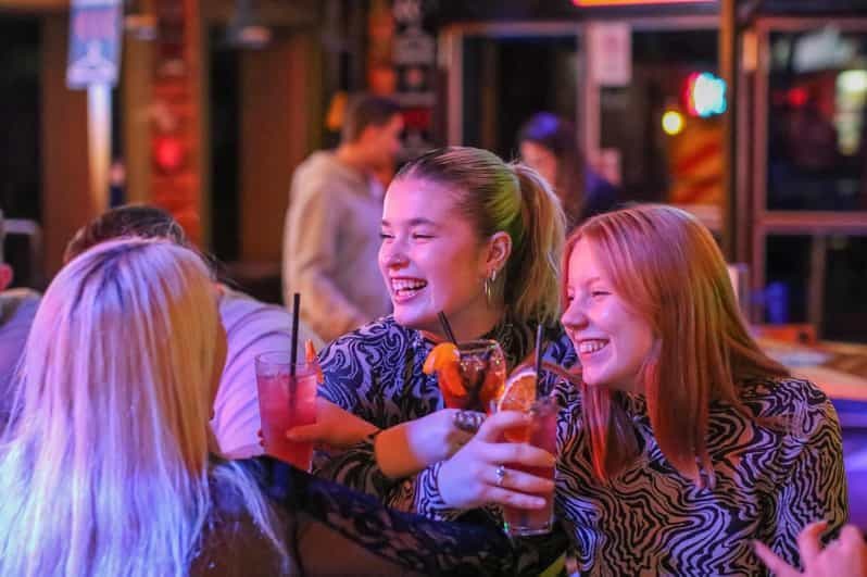 Billet Budapest : visite nocturne à pied des bars avec dégustation de boissons locales
