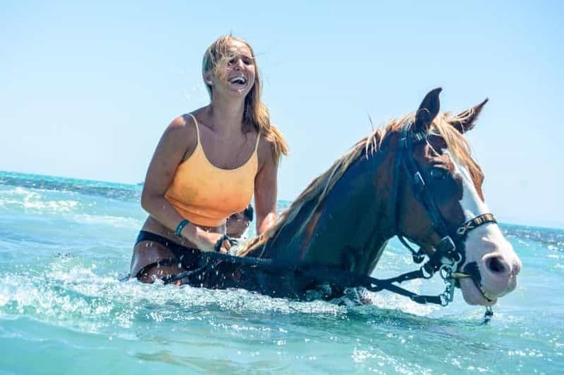 Hurghada : excursion à cheval dans le désert et au bord de la mer, avec baignade en option