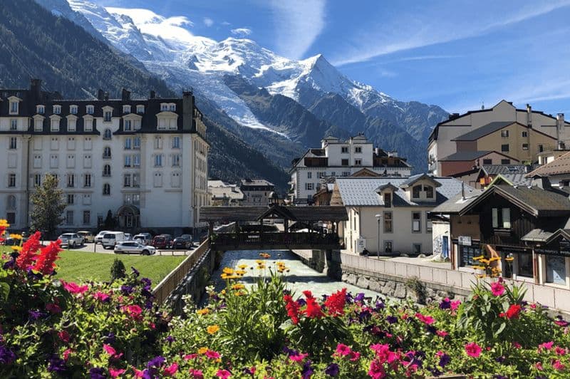 Chamonix : Jeu Smartphone d'enterrement de vie de jeune fille en extérieur