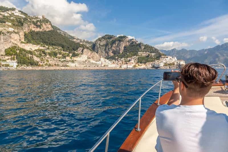 Billet Depuis Sorrente : croisière privée d'une journée à Positano et sur la côte amalfitaine