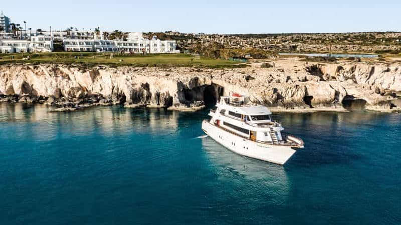 Billet Le plus grand bateau d'Ayia Napa - Croisière avec déjeuner et baignade