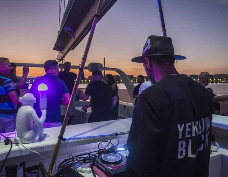 Malaga : croisière au coucher du soleil ou en soirée en catamaran avec DJ et boisson