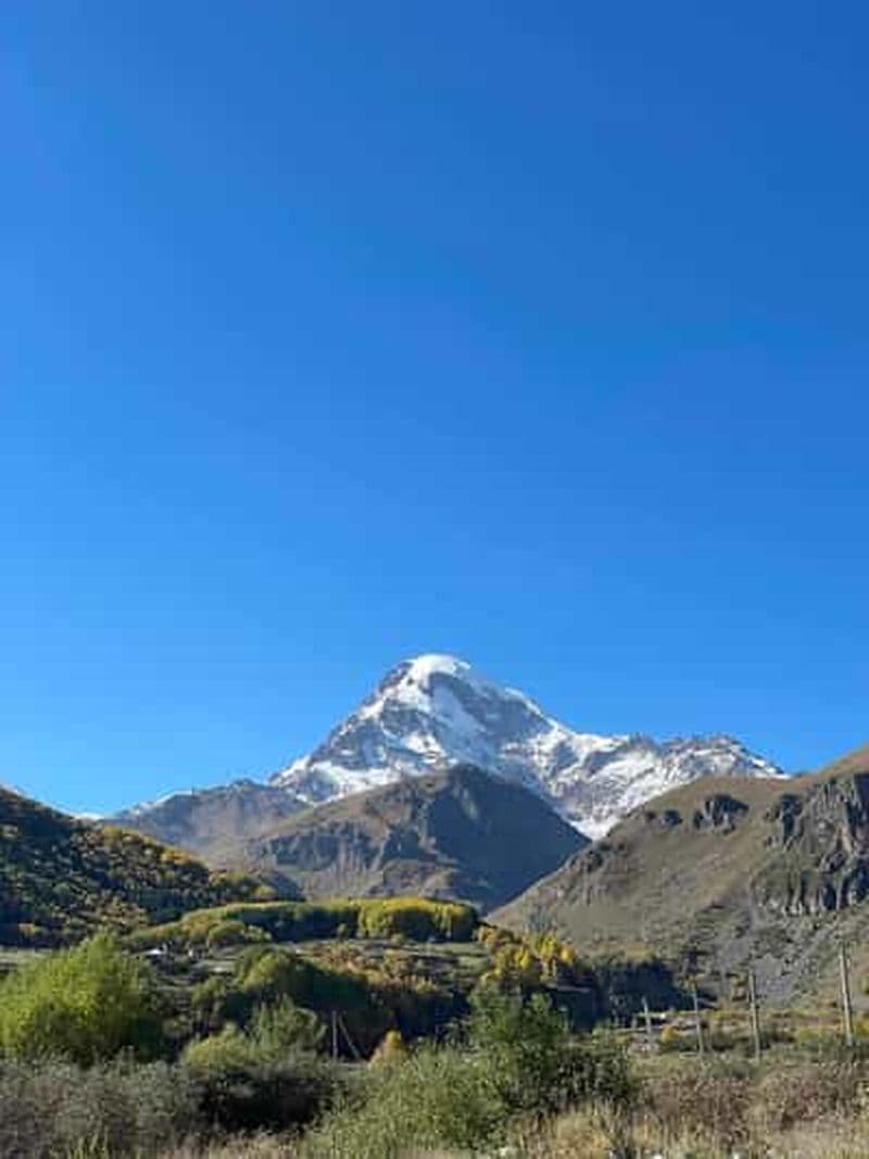 Excursion d'une journée au Mont Kazbegi en motoneige