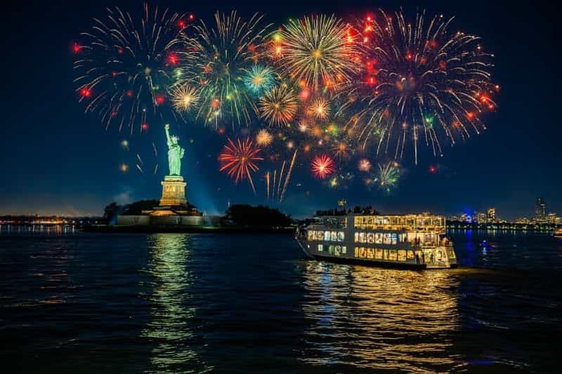 Billet Croisière du Nouvel An avec feux d'artifice, dîner 5 plats, musique et bar ouvert