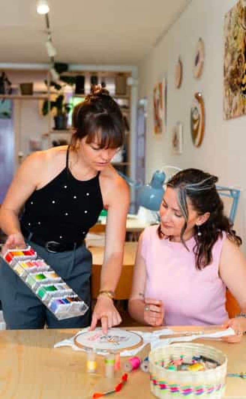 Billet Réalisez une broderie sur le thème d'Amsterdam dans un café