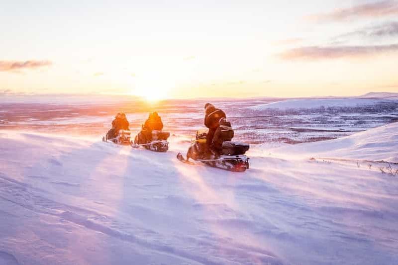 Safari en motoneige unique au point de vue sur la Laponie